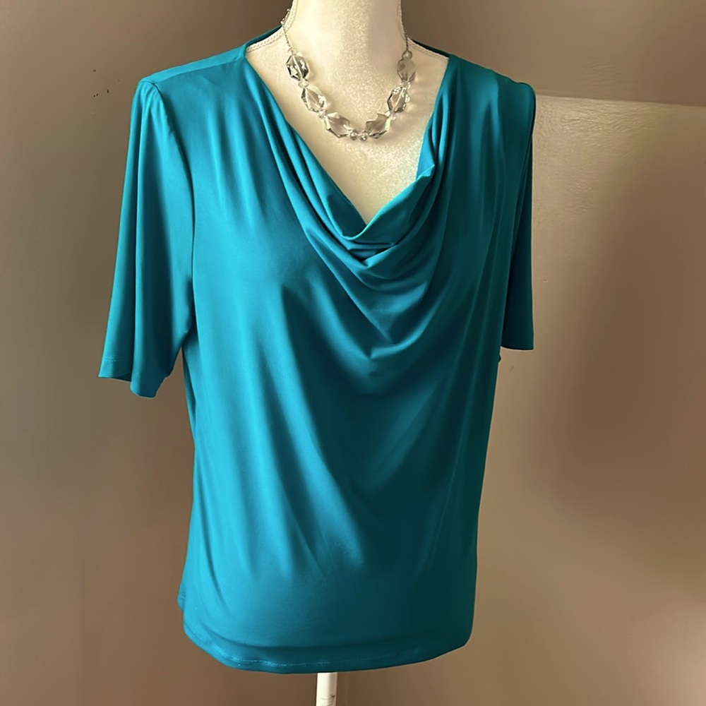 Jones New York Teal scalloped neck short sleeve top.